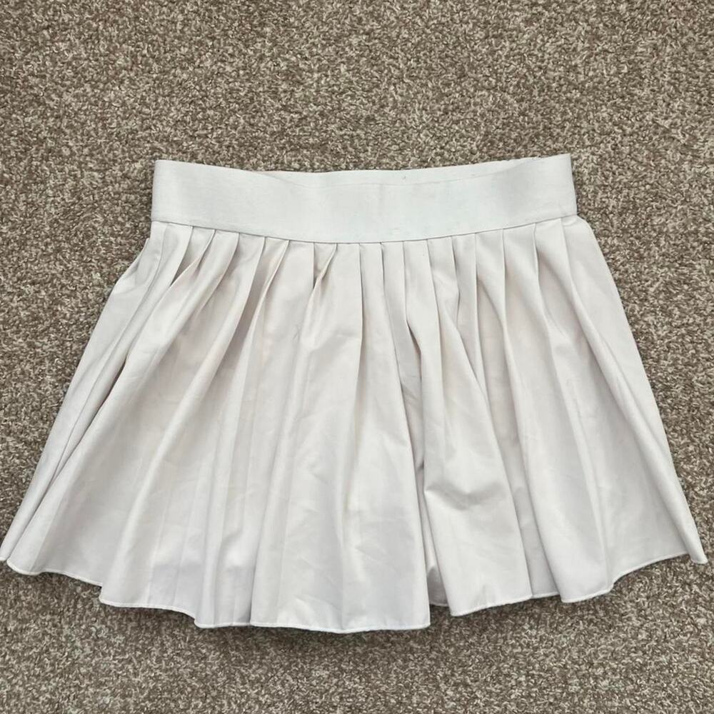 White‎ pleated tennis skort